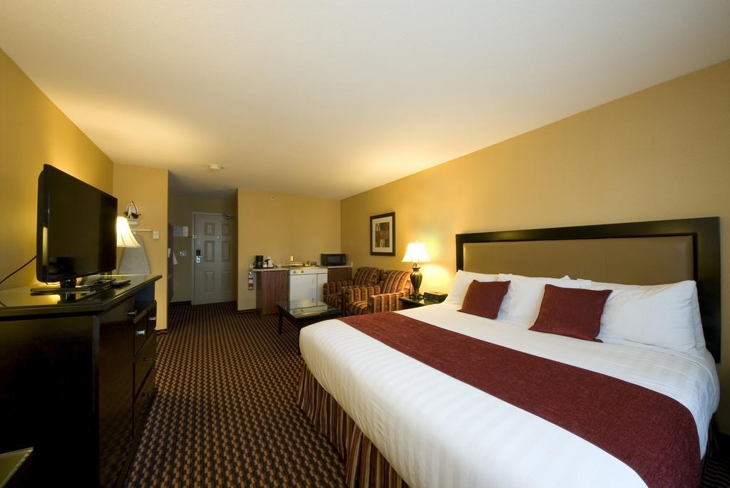 Ramada By Wyndham Surrey/Langley Hotel Buitenkant foto