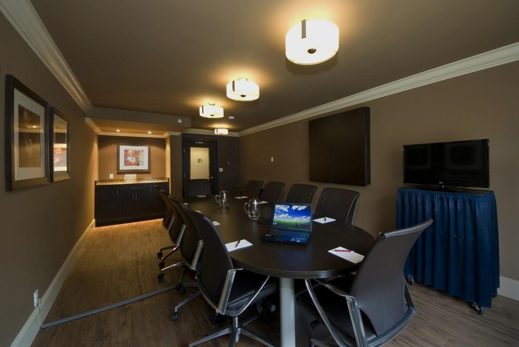 Ramada By Wyndham Surrey/Langley Hotel Buitenkant foto
