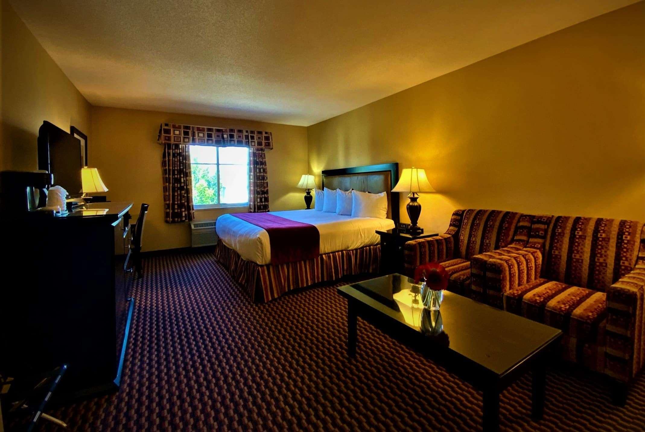 Ramada By Wyndham Surrey/Langley Hotel Buitenkant foto
