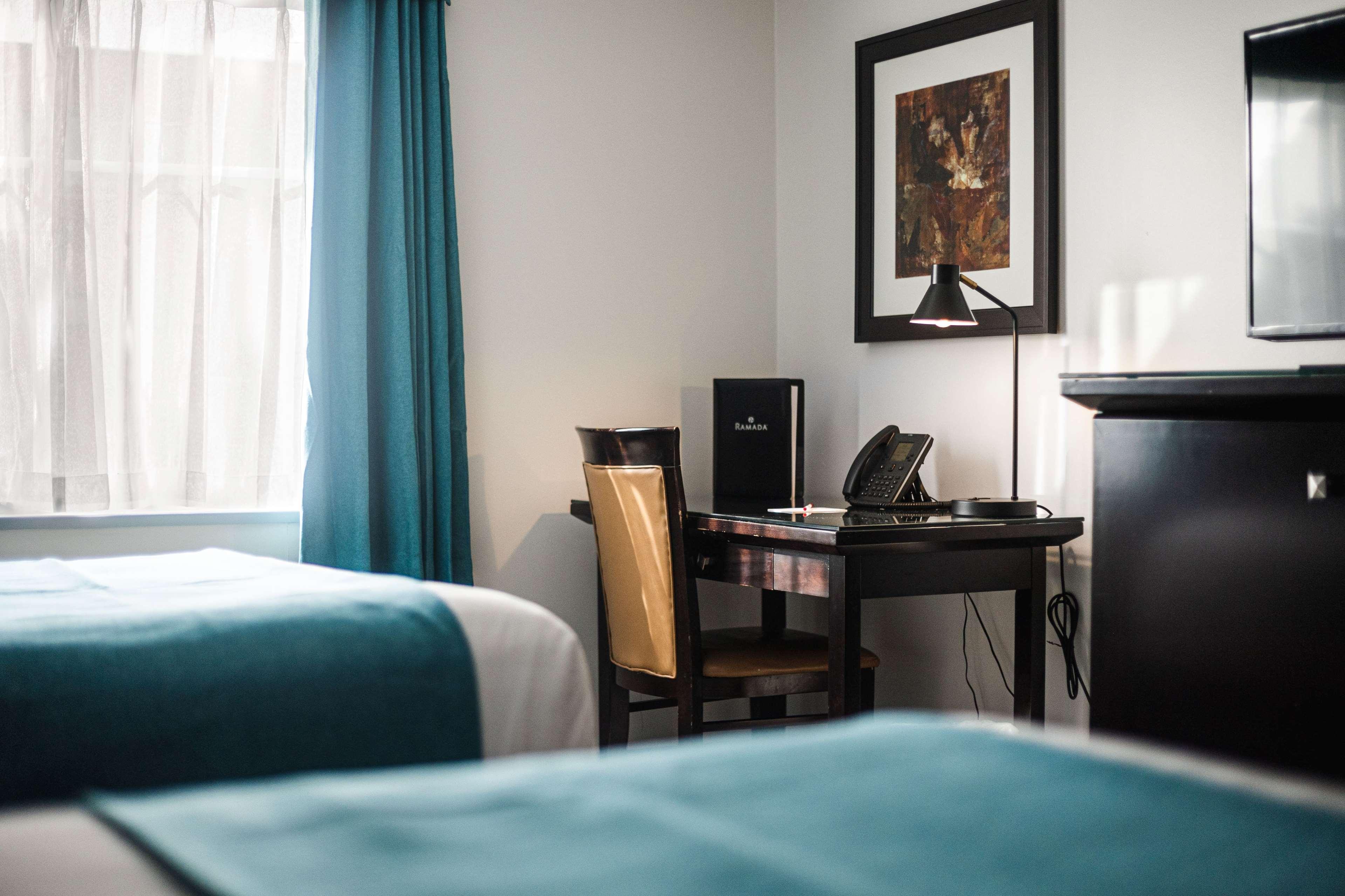 Ramada By Wyndham Surrey/Langley Hotel Buitenkant foto