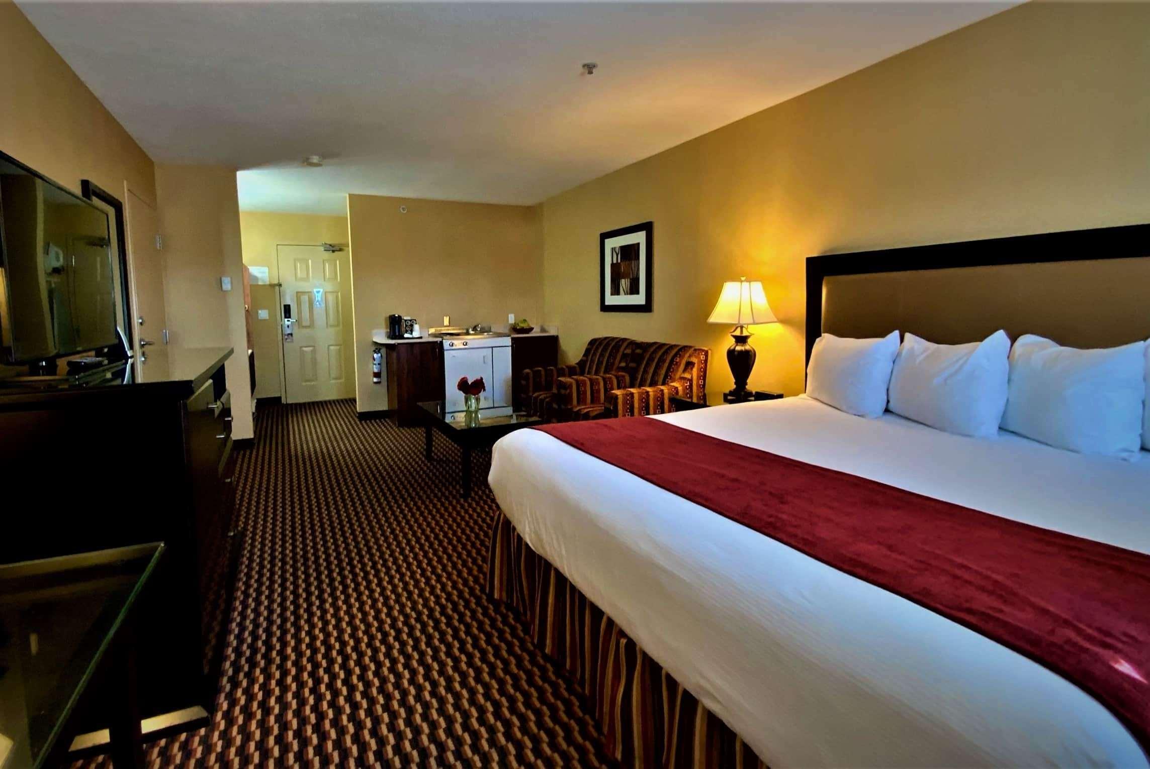 Ramada By Wyndham Surrey/Langley Hotel Buitenkant foto