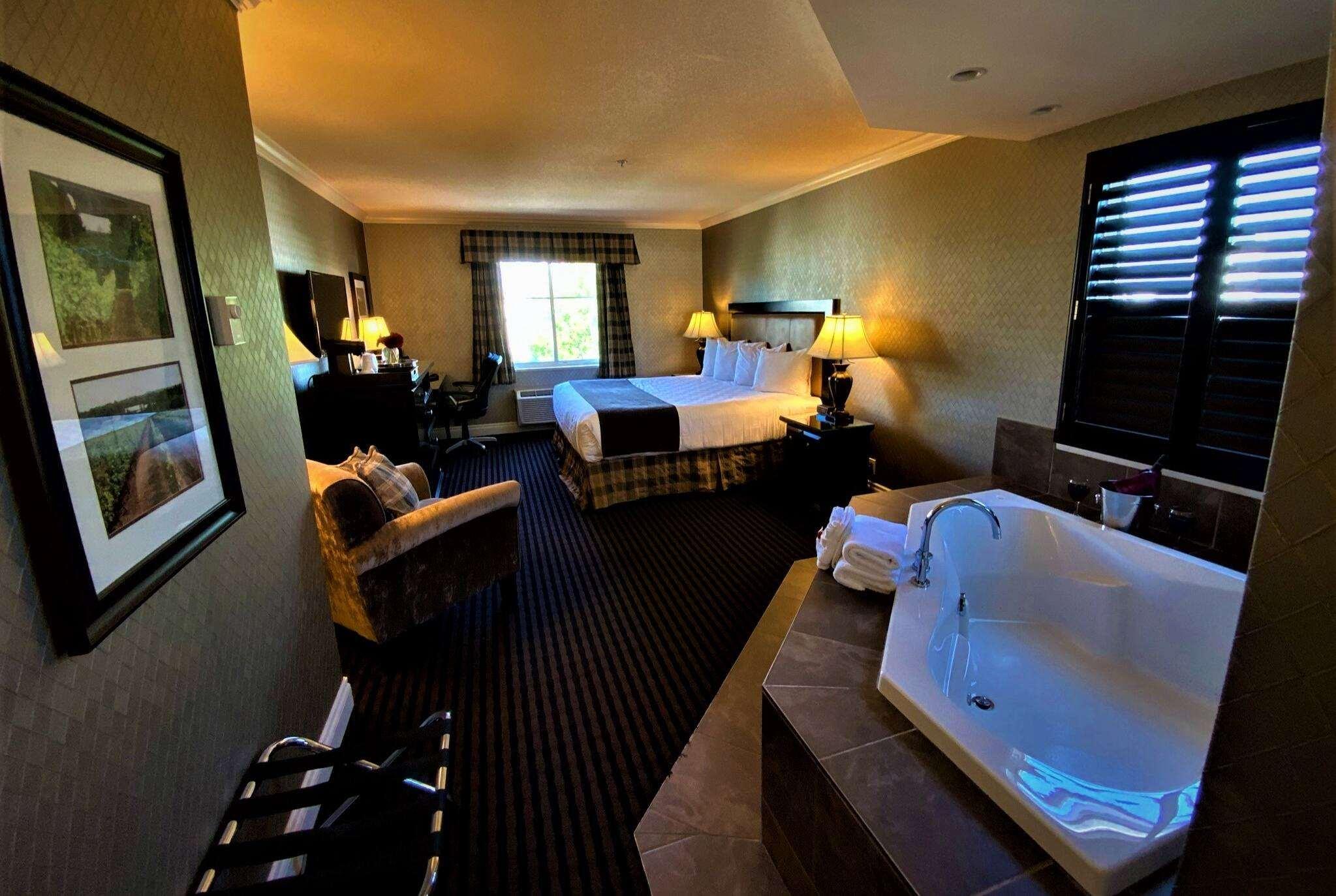 Ramada By Wyndham Surrey/Langley Hotel Buitenkant foto