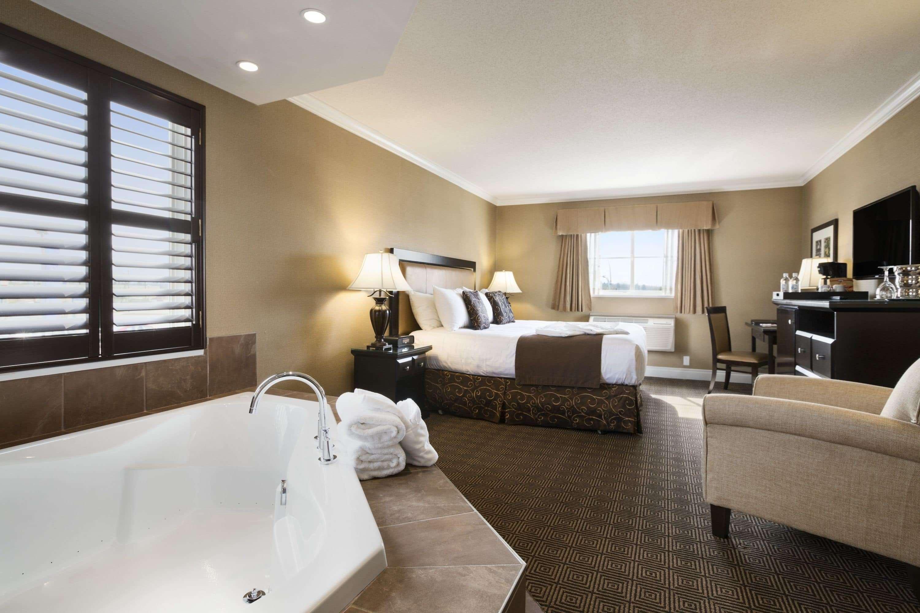Ramada By Wyndham Surrey/Langley Hotel Buitenkant foto