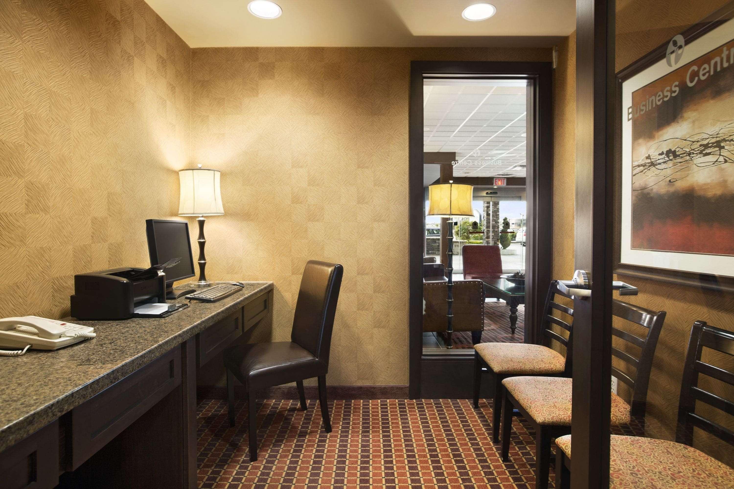 Ramada By Wyndham Surrey/Langley Hotel Buitenkant foto