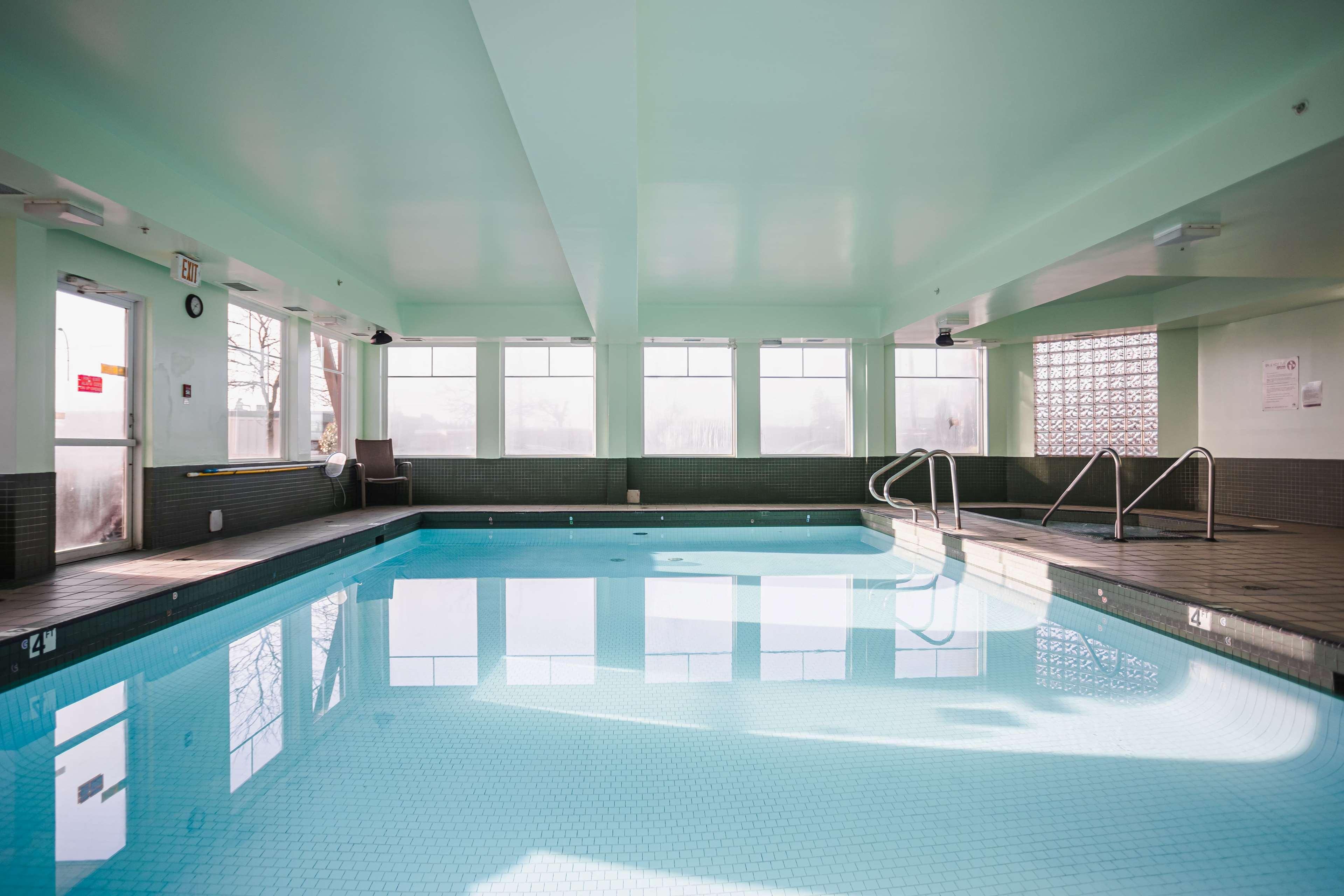 Ramada By Wyndham Surrey/Langley Hotel Buitenkant foto