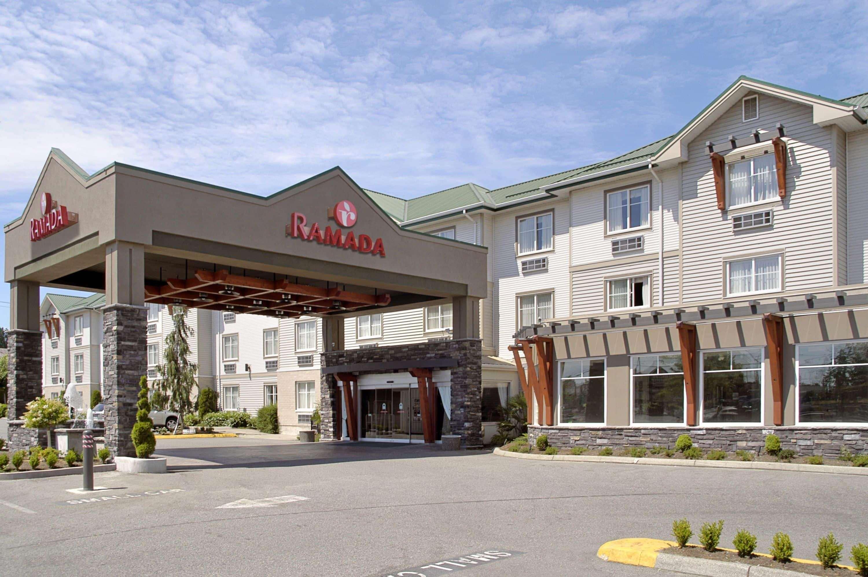 Ramada By Wyndham Surrey/Langley Hotel Buitenkant foto