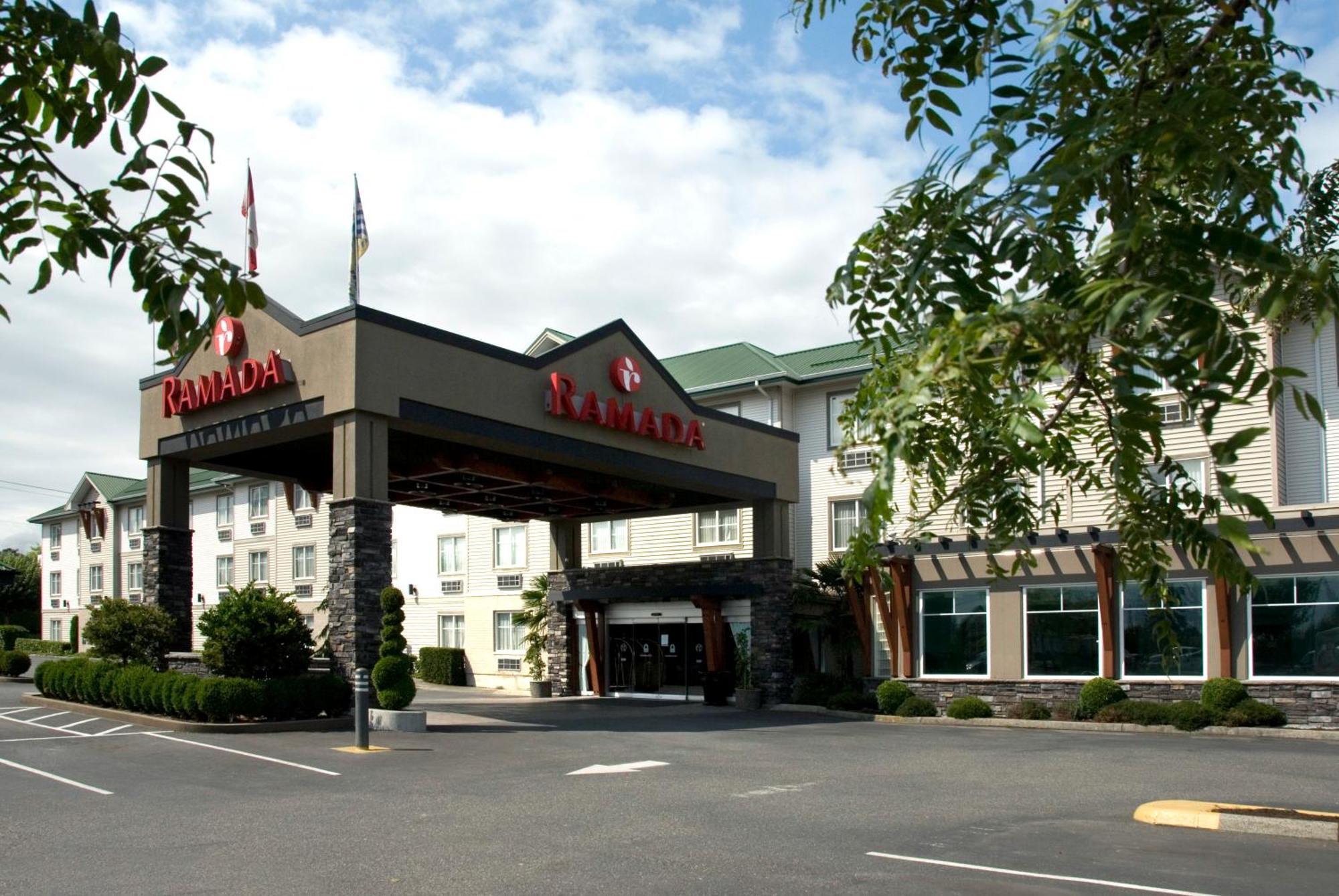 Ramada By Wyndham Surrey/Langley Hotel Buitenkant foto