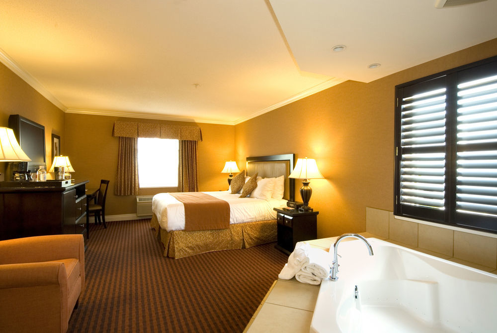 Ramada By Wyndham Surrey/Langley Hotel Buitenkant foto