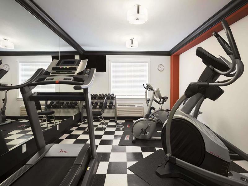 Ramada By Wyndham Surrey/Langley Hotel Buitenkant foto
